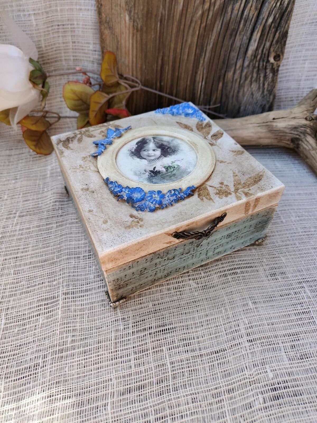 Romantyczne pudełko Vintage Girl - ręcznie zdobione decoupage
