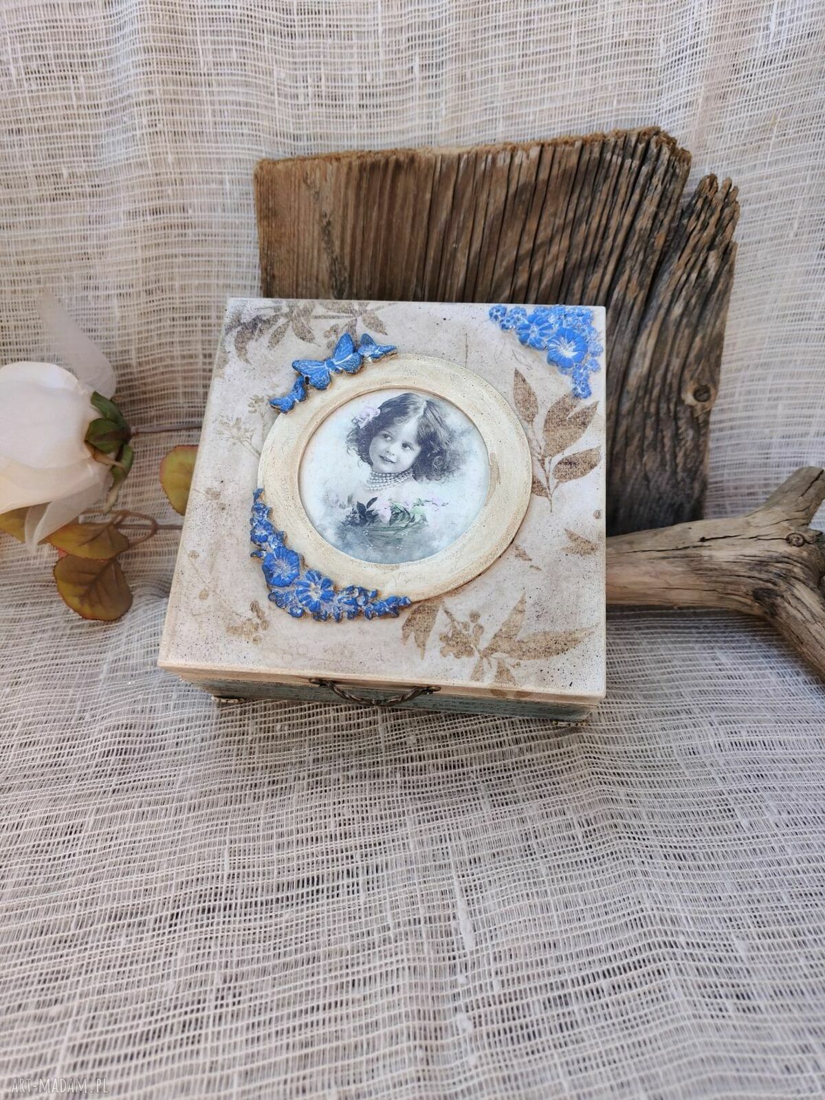 Romantyczne pudełko Vintage Girl - ręcznie zdobione decoupage