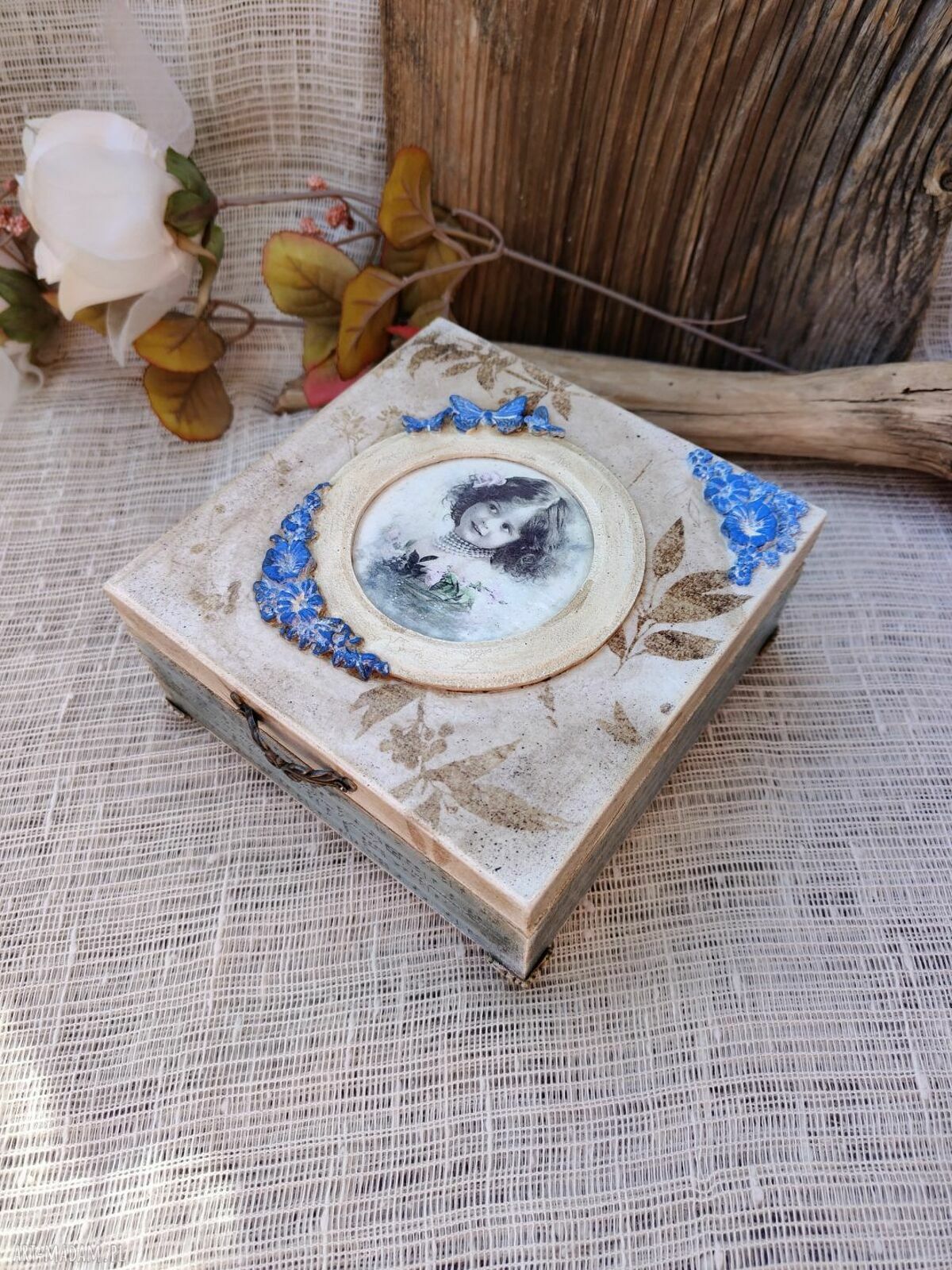Romantyczne pudełko Vintage Girl - ręcznie zdobione decoupage