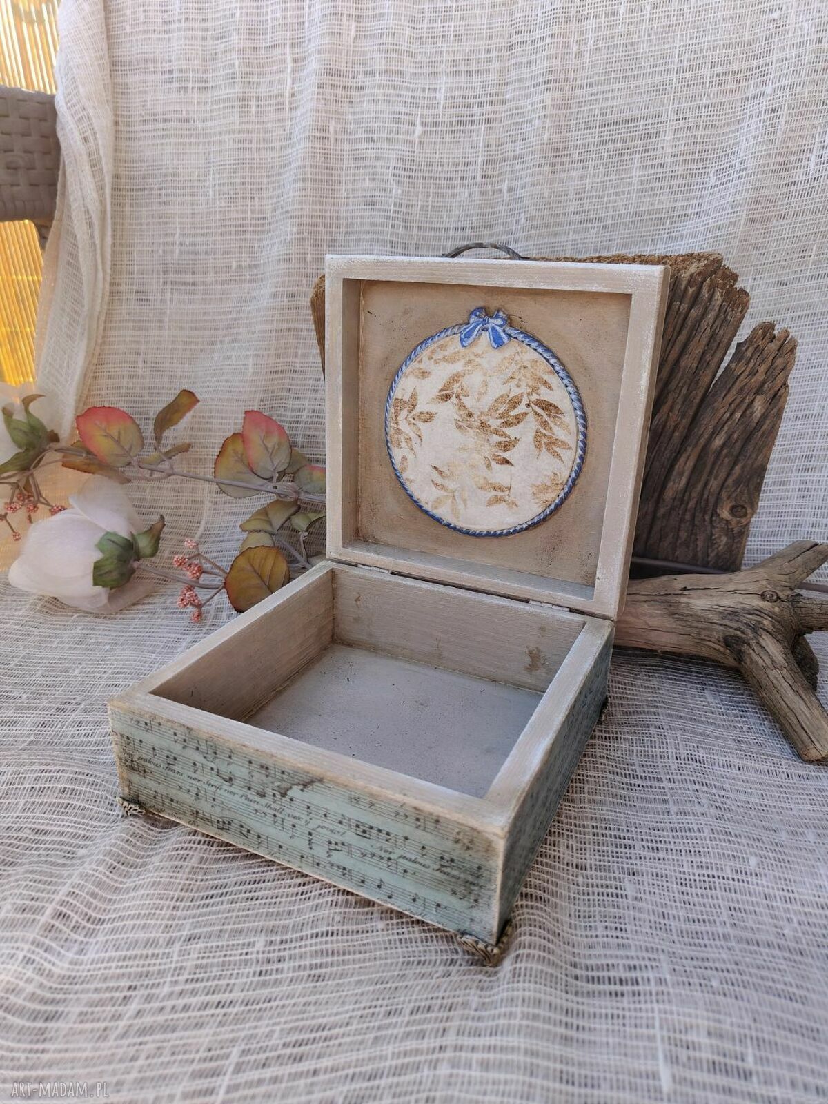 Romantyczne pudełko Vintage Girl - ręcznie zdobione decoupage