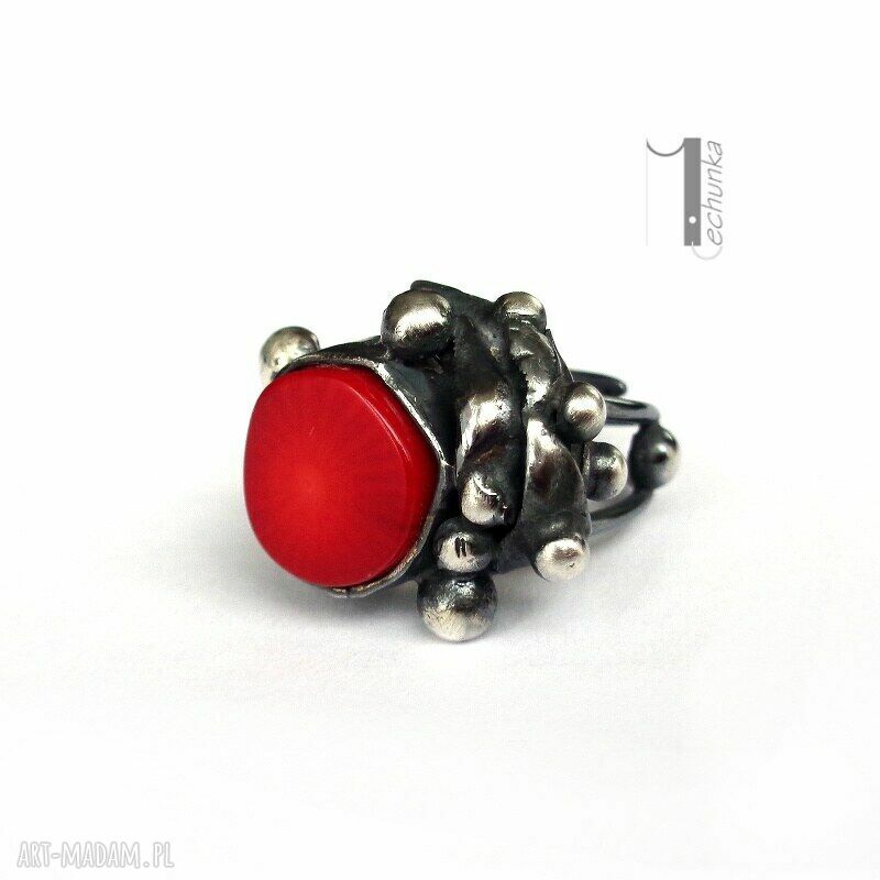 pierścionki: Biedroneczki są w kropeczki - i truskawki też srebrny pierścionek z koralem