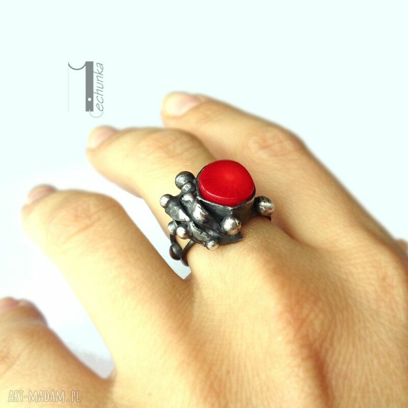 pierścionki: Biedroneczki są w kropeczki - i truskawki też srebrny pierścionek z koralem