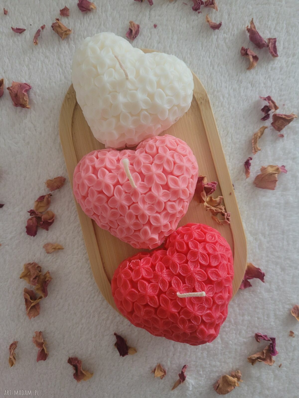 Romantyczny zestaw upominkowy świec sojowych handmade - serca na drewnianej tacy