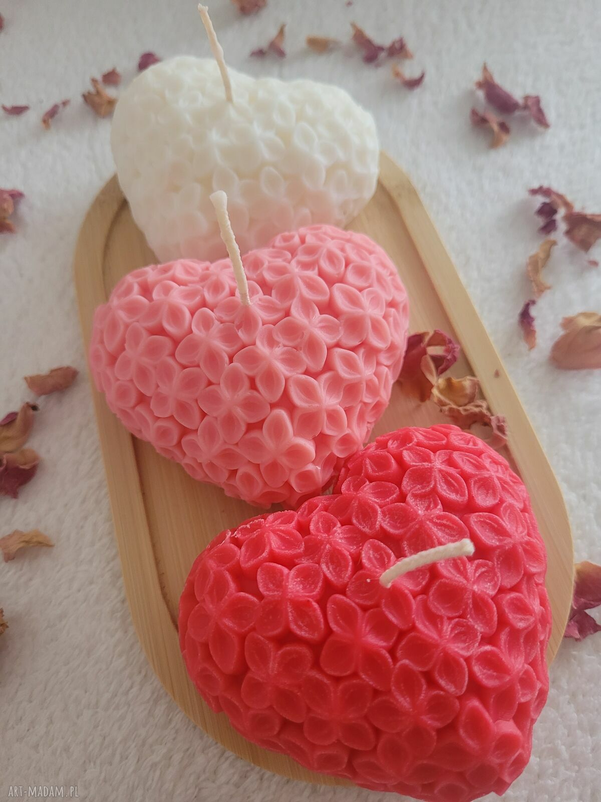 Romantyczny zestaw upominkowy świec sojowych handmade - serca na drewnianej tacy