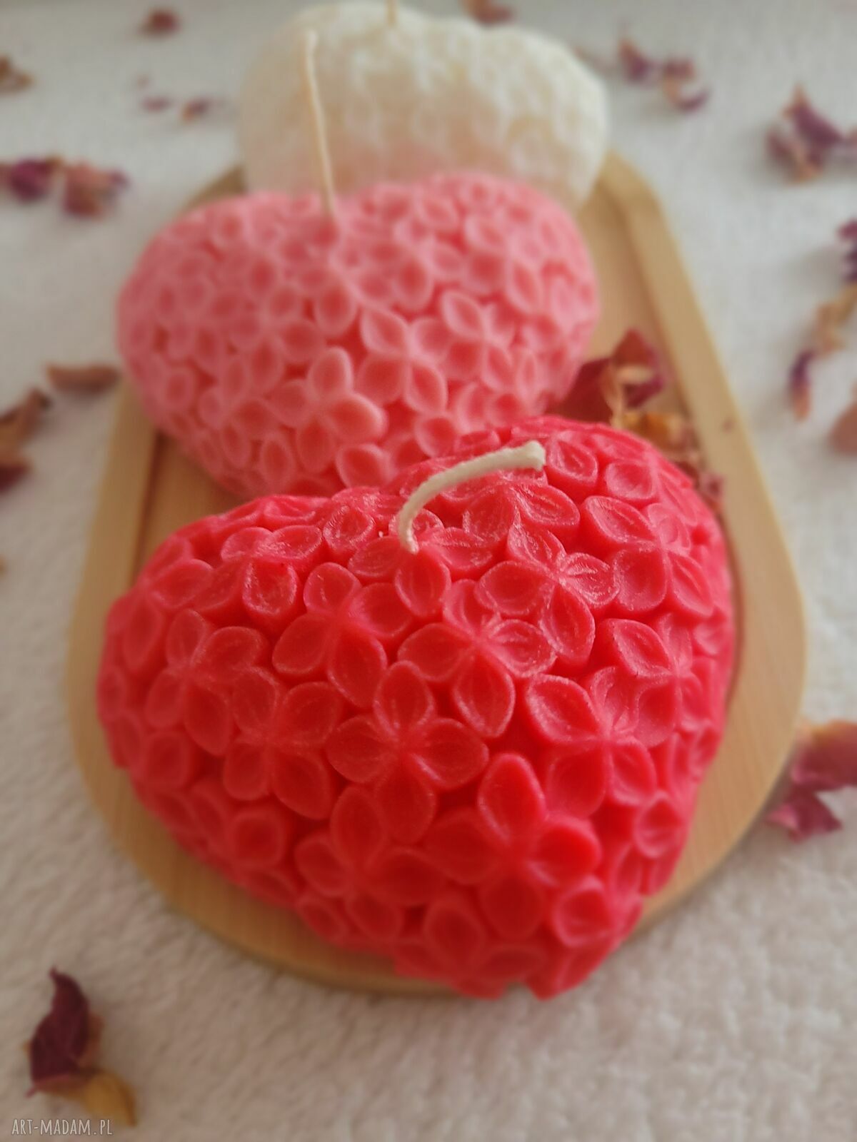 Romantyczny zestaw upominkowy świec sojowych handmade - serca na drewnianej tacy