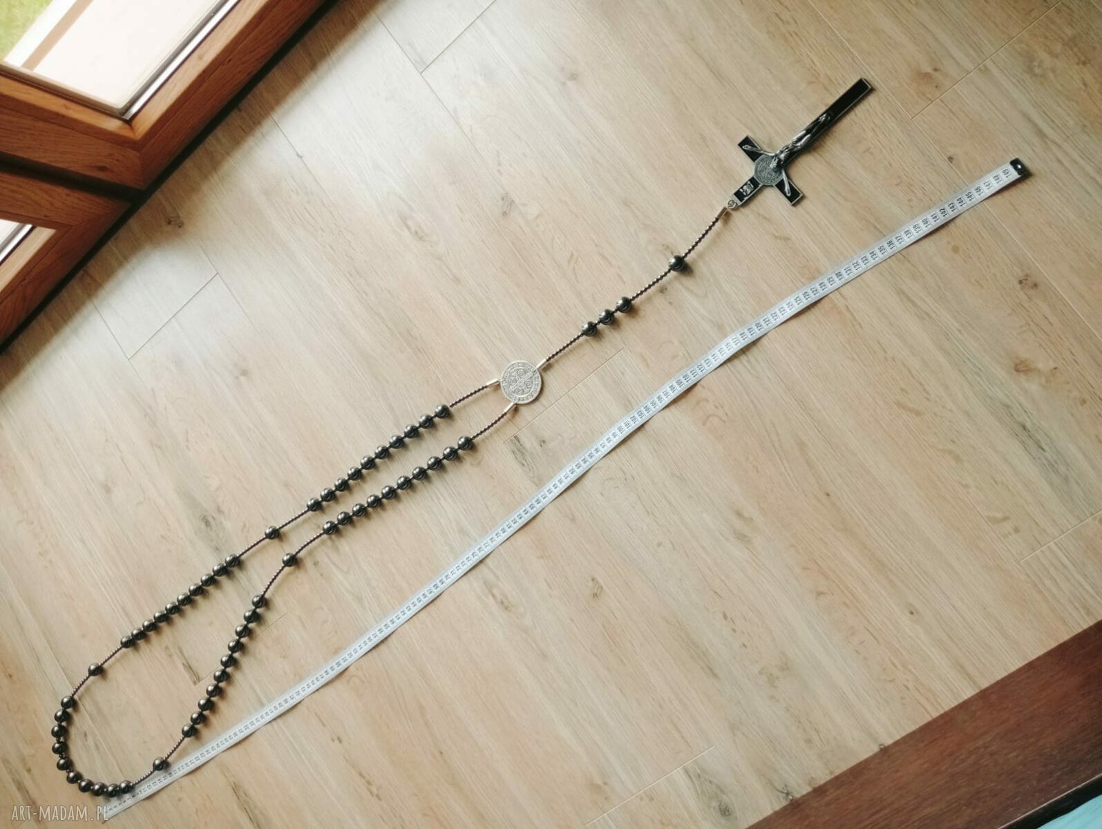 Różaniec XXL z hematytu z krzyżem św. Benedykta