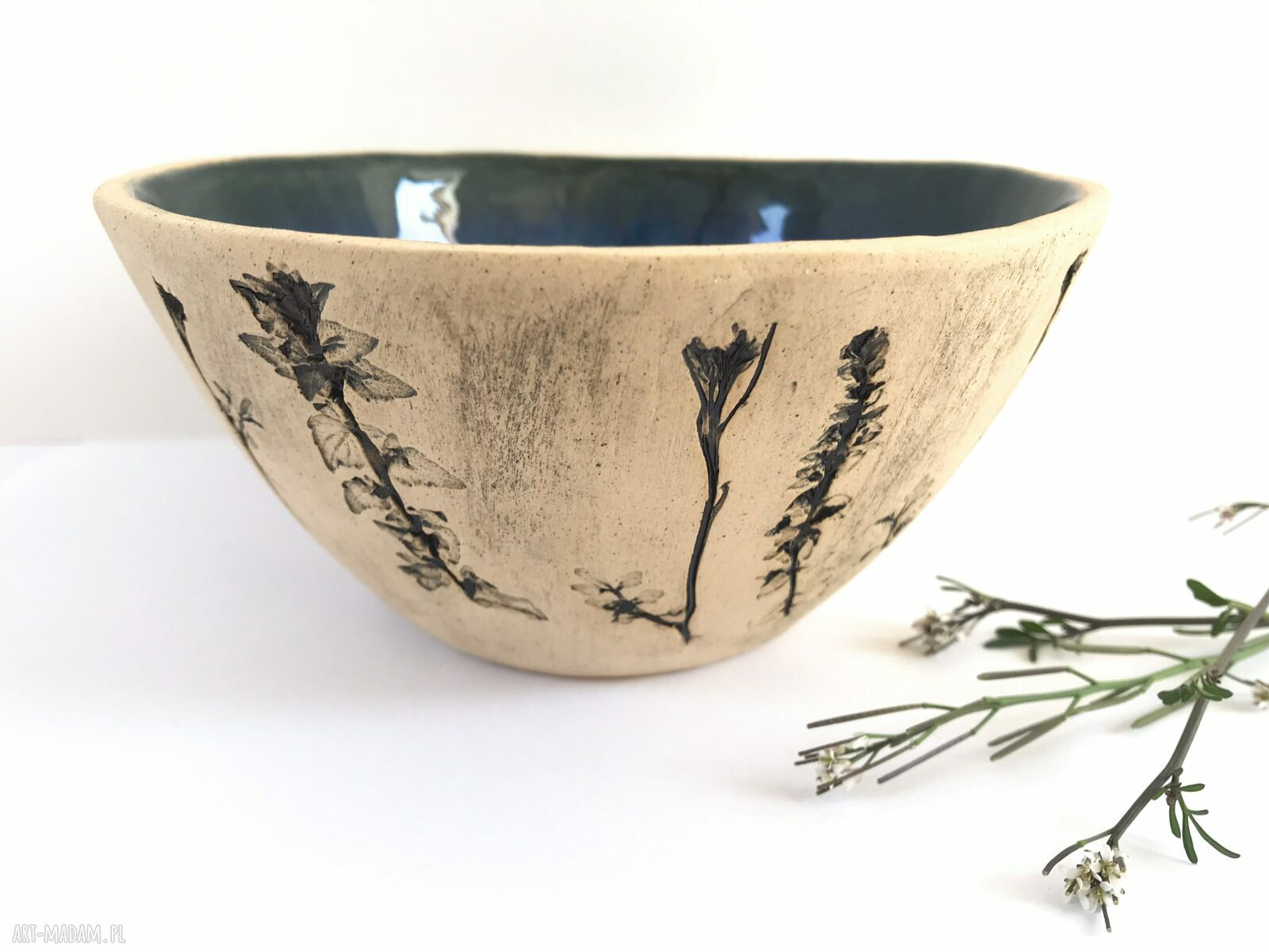Roślinna miseczka ceramiczna z odbiciem polnych roślin
