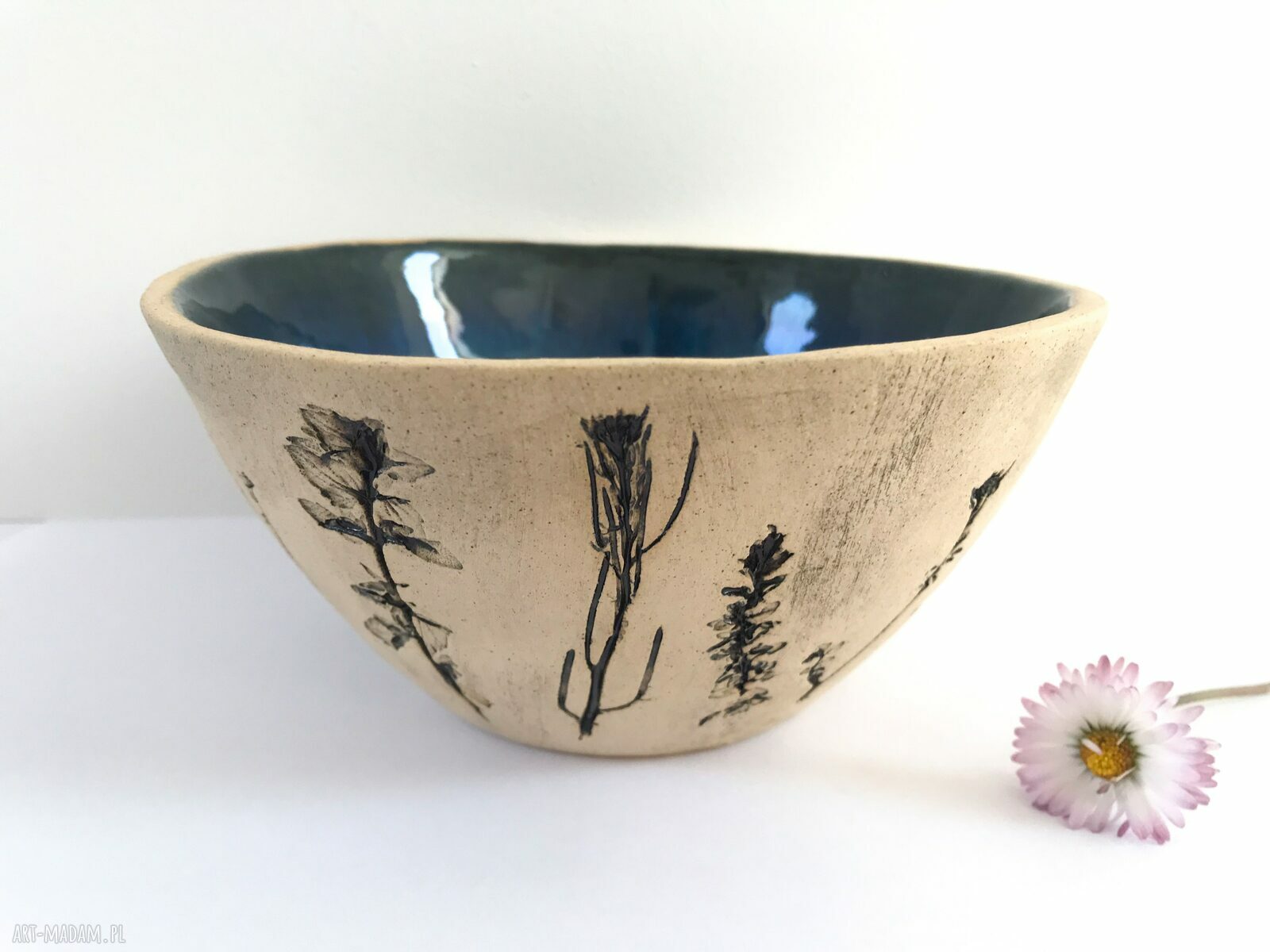 Roślinna miseczka ceramiczna z odbiciem polnych roślin