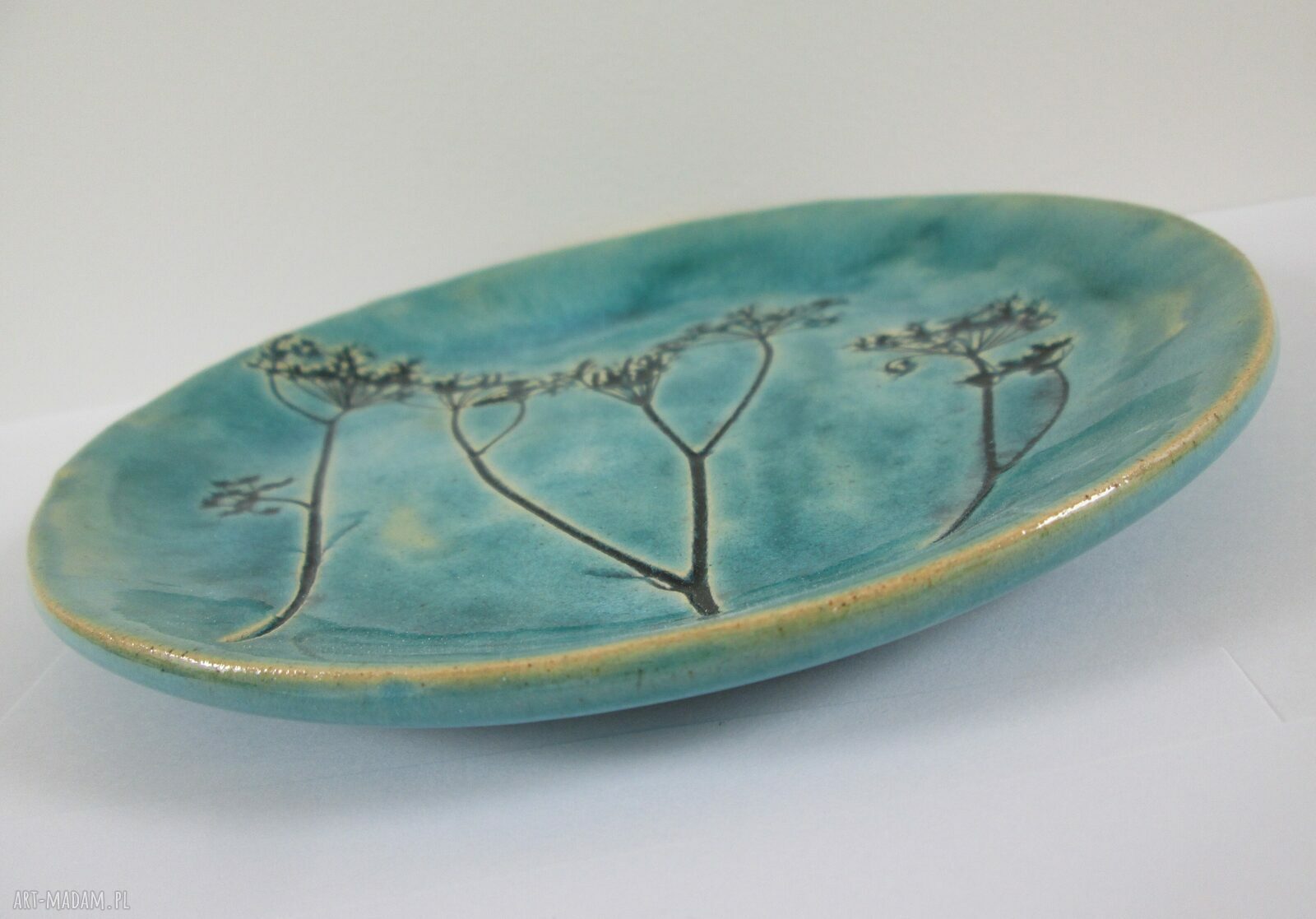 Niebieski talerzyk ceramiczny z odciskiem roślin