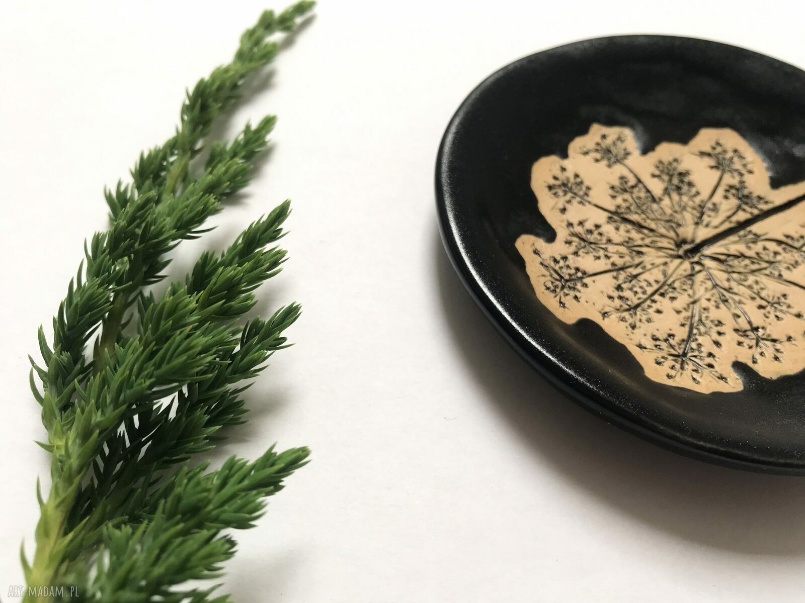 Czarny roślinny talerzyk ceramiczny na biżuterię (handmade)