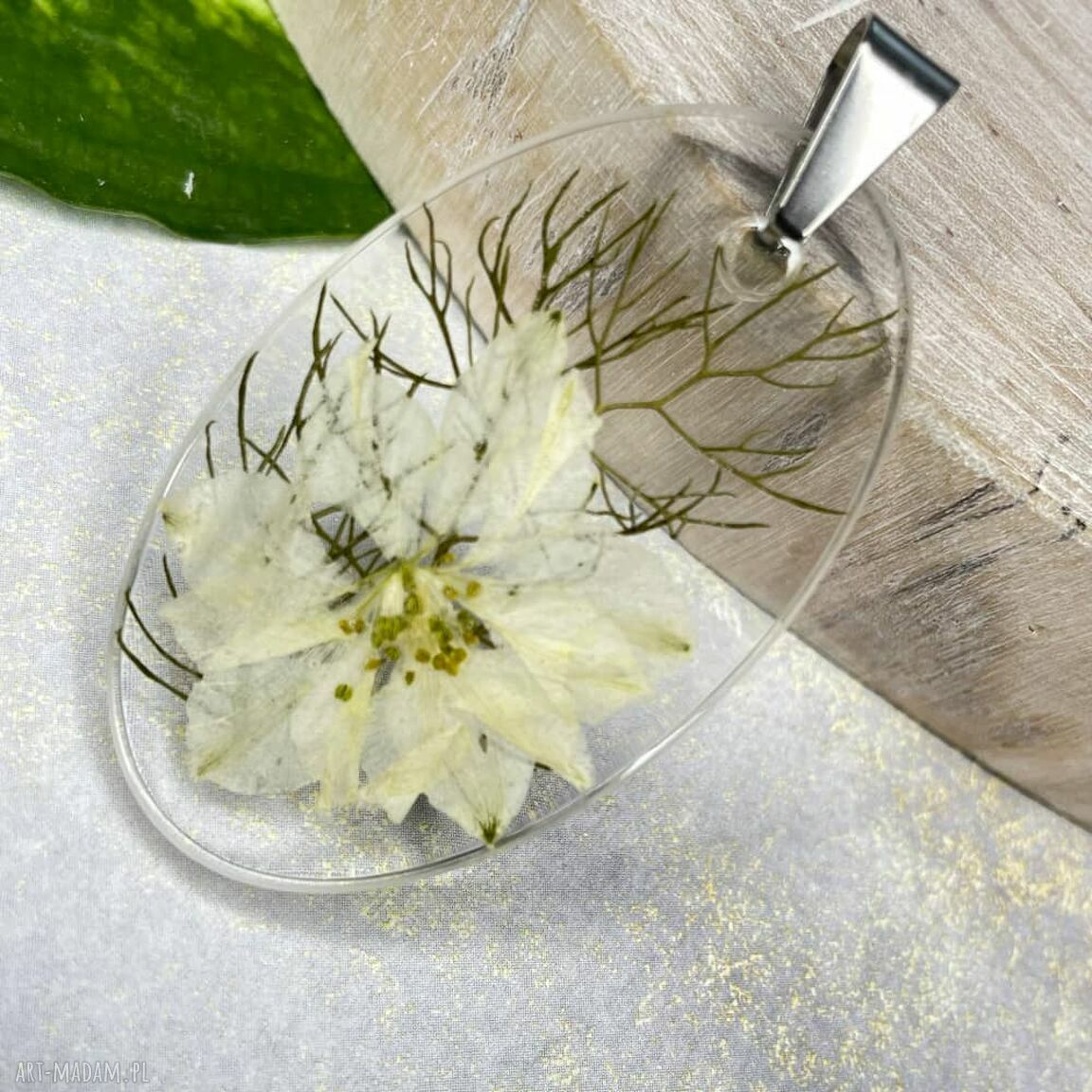 Roślinny wisiorek z jasnym kwiatem z1846 - biała lobelia w żywicy