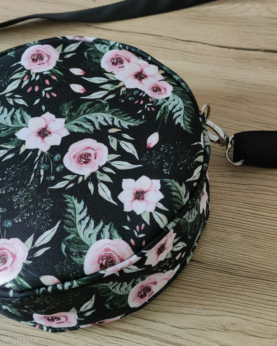 Round Bag - okrągła mini torebka z polnymi kwiatami na czarnym tle