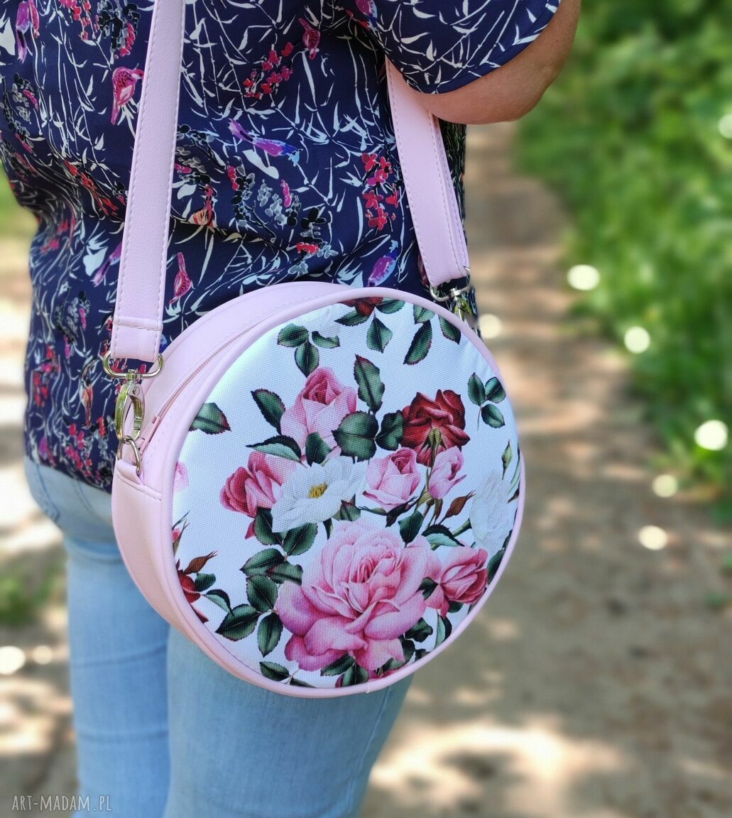 Torebka Round Bag Róże na ramię - elegancka, lekka i poręczna