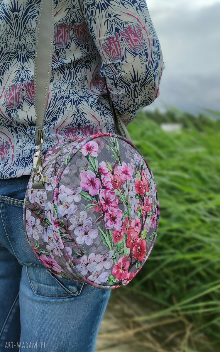 Round Bag Kwiaty Wiśni - elegancka torebka na ramię