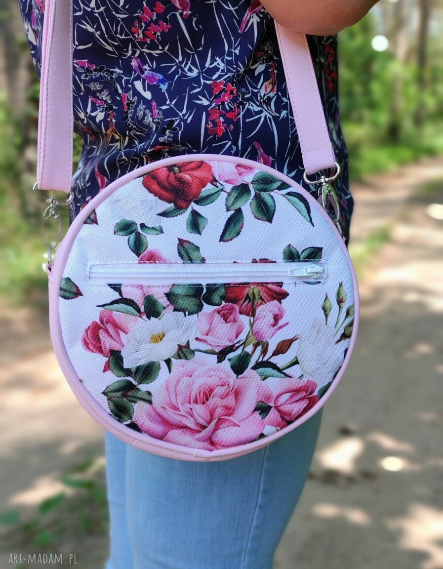Torebka Round Bag Róże na ramię - elegancka, lekka i poręczna