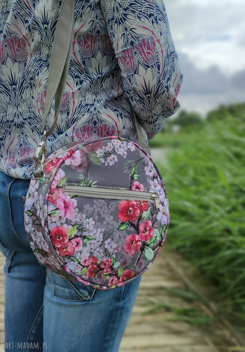 Round Bag Kwiaty Wiśni - elegancka torebka na ramię