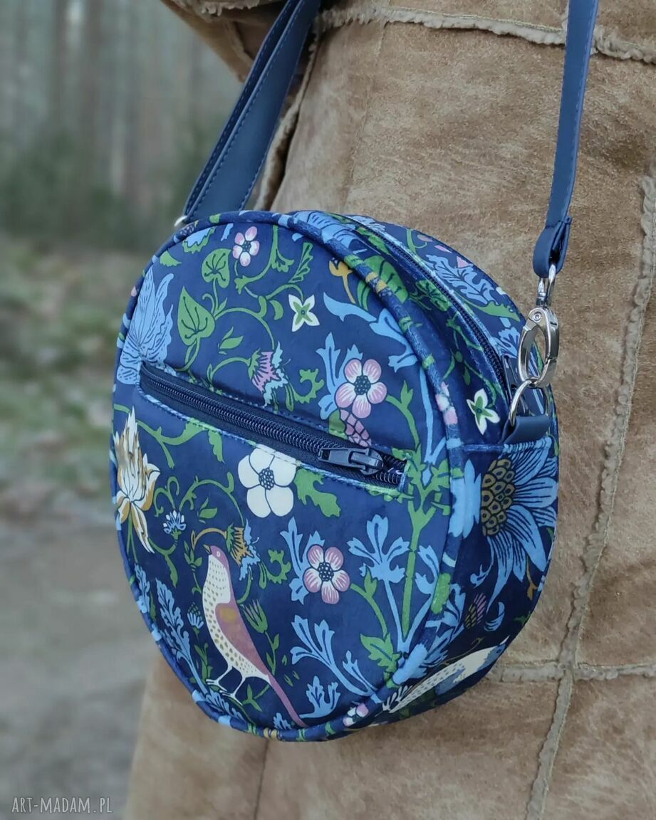 Round Bag na ramię z rustykalnymi ptaszkami - welur, zamek i wygodny pasek