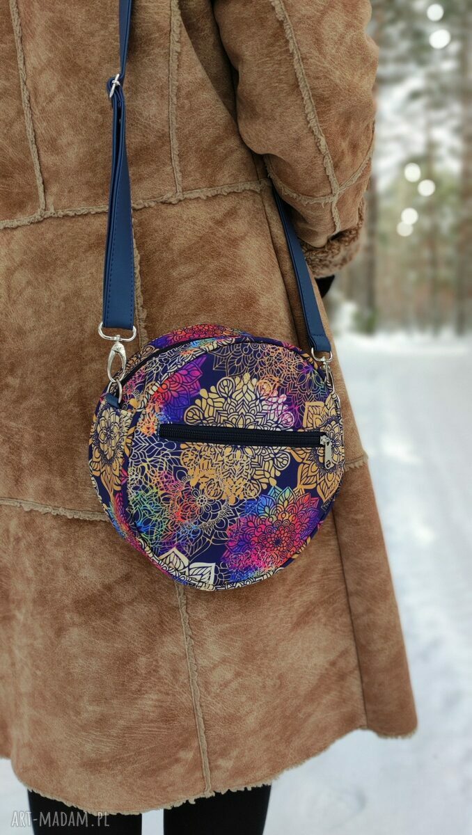 Round Bag - torebka na ramię w piwonie z czarnym paskiem