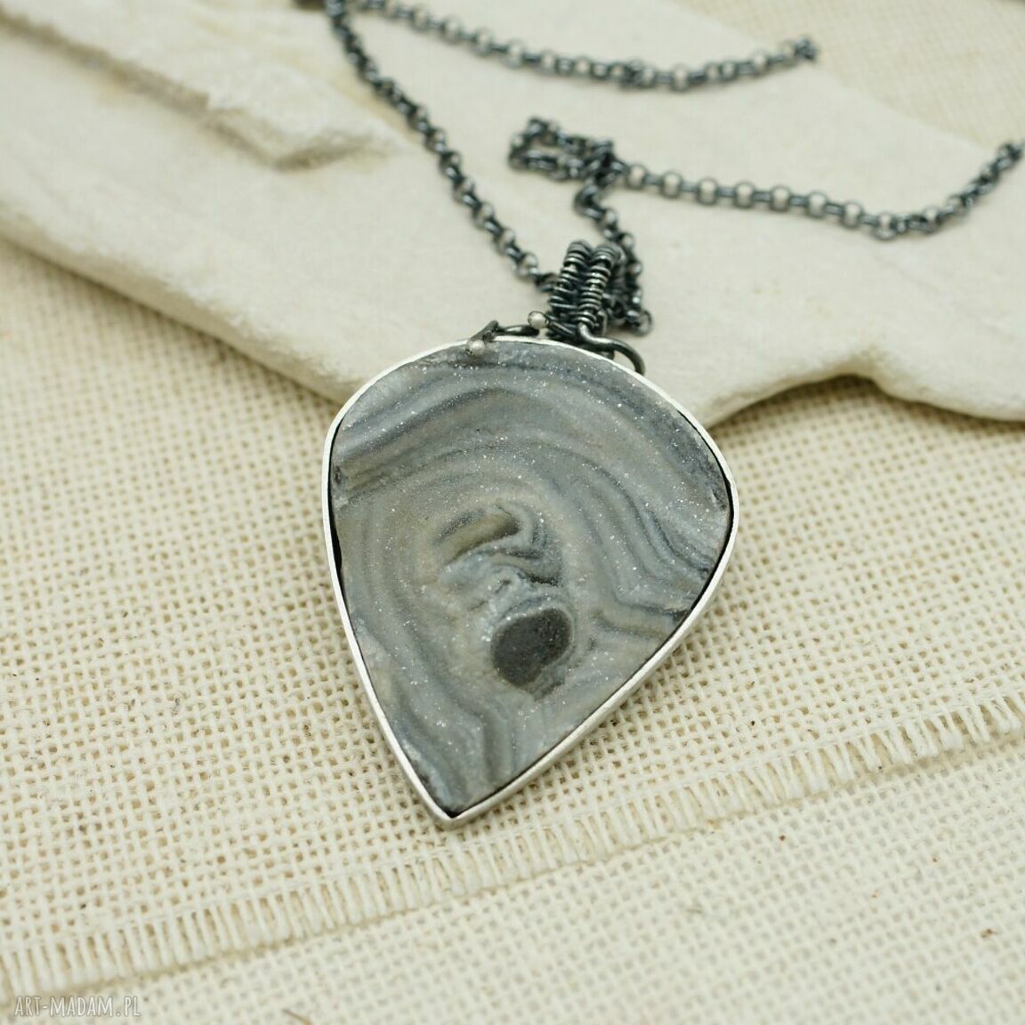 Wisiorek z róży chalcedonu 'Dirhael' - wire wrapping, oksydowane srebro