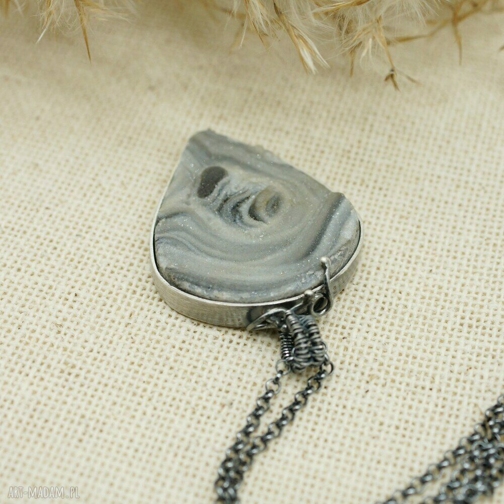 Wisiorek z róży chalcedonu 'Dirhael' - wire wrapping, oksydowane srebro