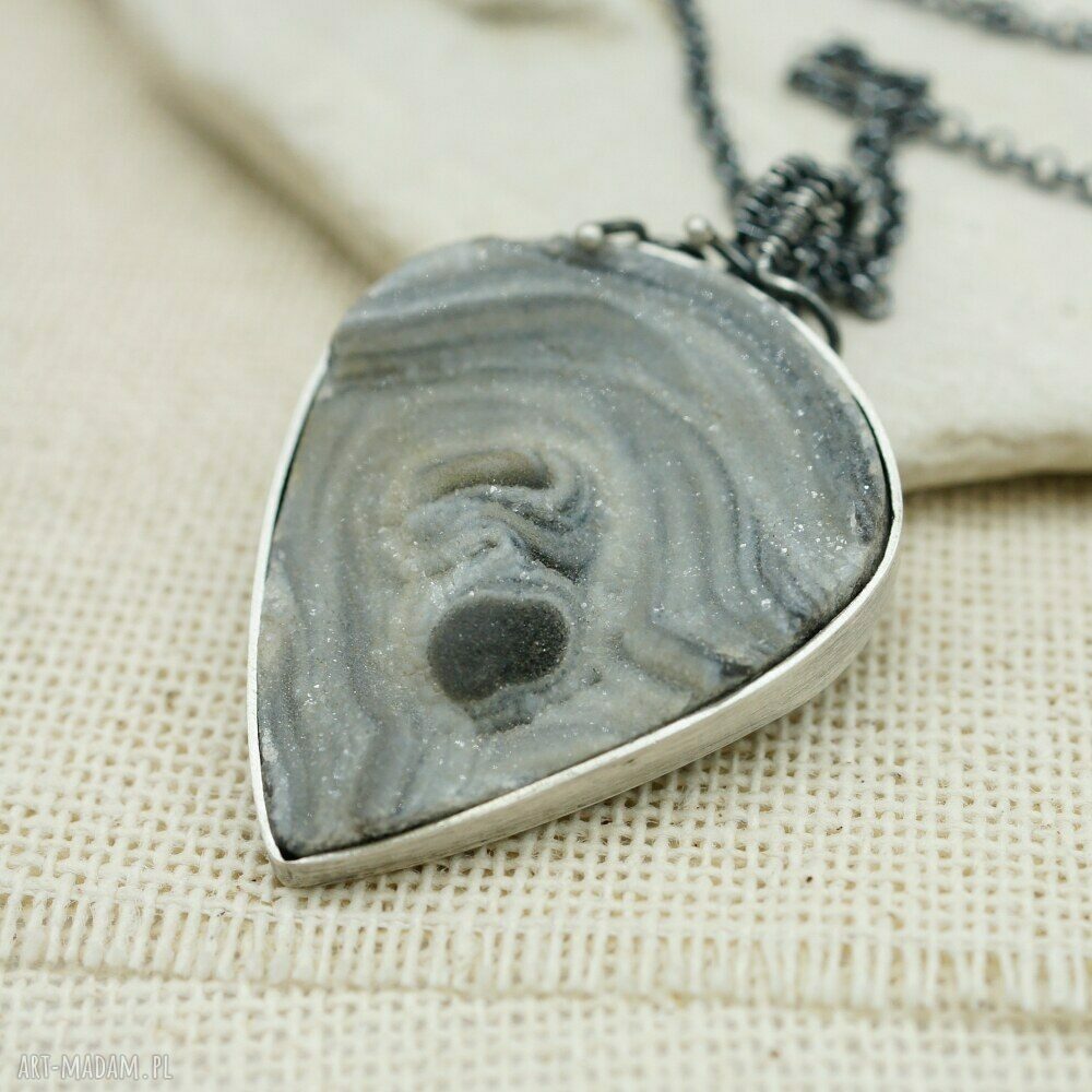 Wisiorek z róży chalcedonu 'Dirhael' - wire wrapping, oksydowane srebro