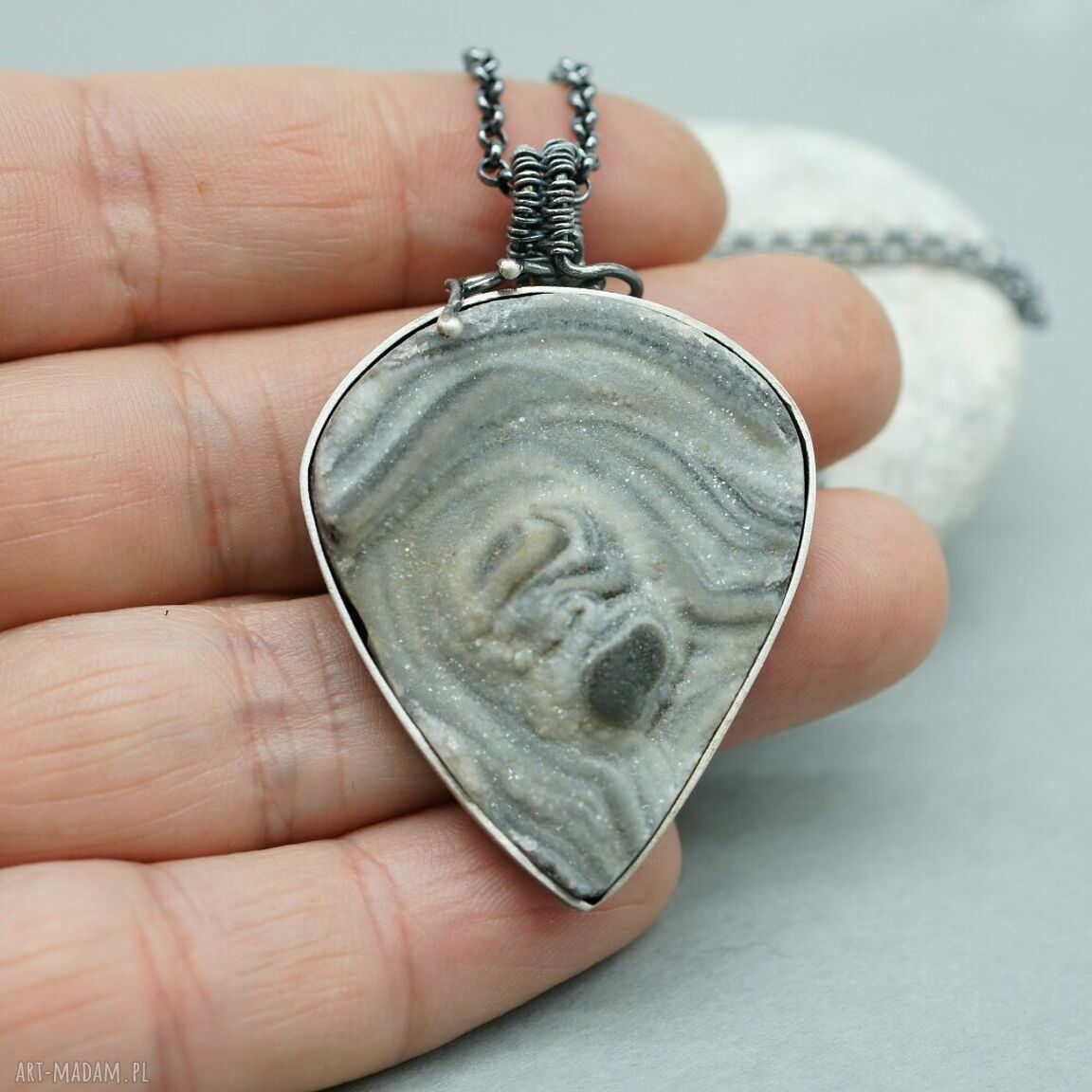 Wisiorek z róży chalcedonu 'Dirhael' - wire wrapping, oksydowane srebro