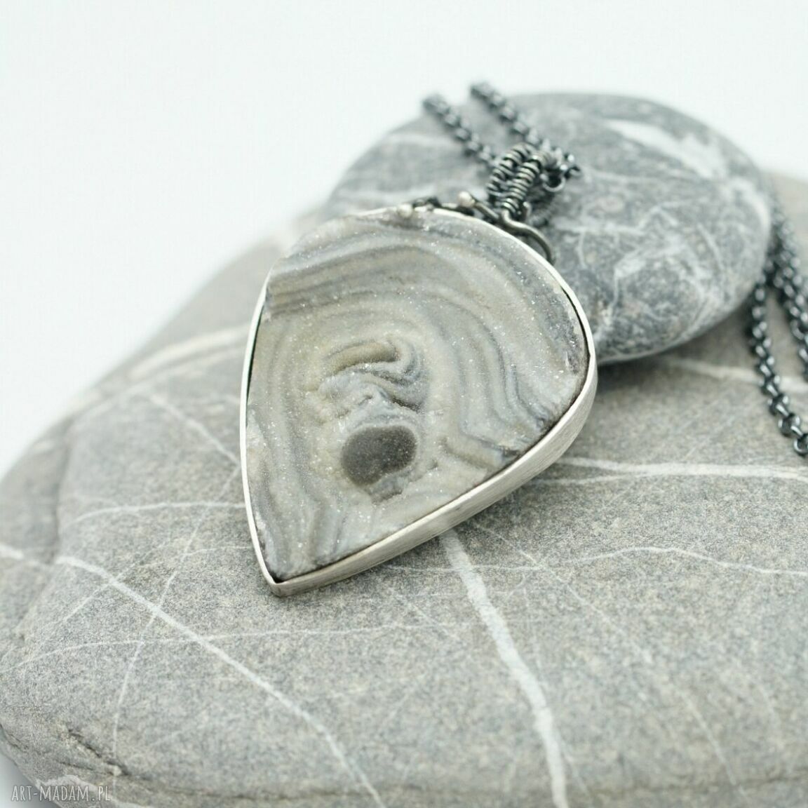 Wisiorek z róży chalcedonu 'Dirhael' - wire wrapping, oksydowane srebro