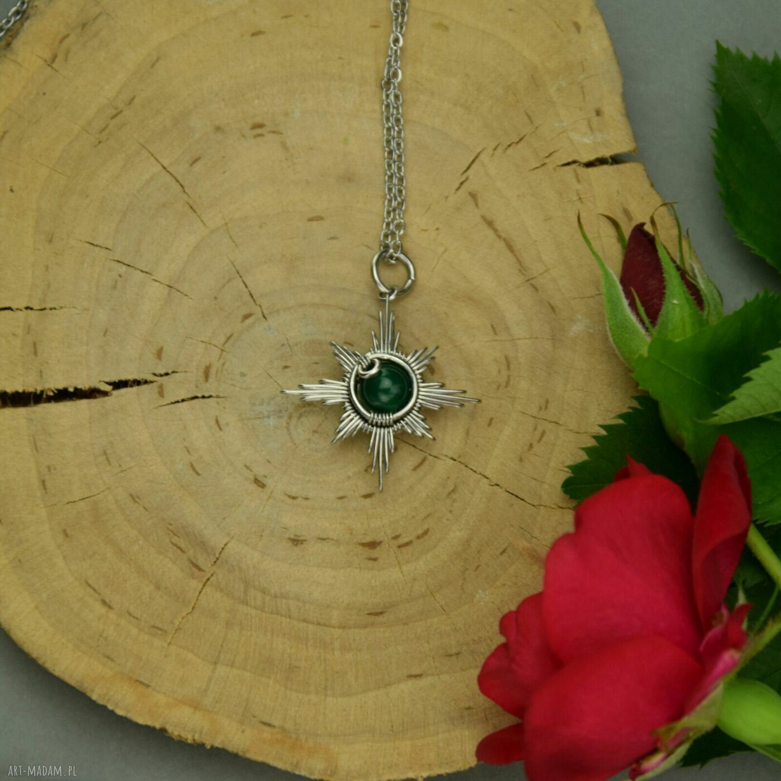 Wisiorek róża wiatrów z zielonym onyksem - ręczny wire wrapping
