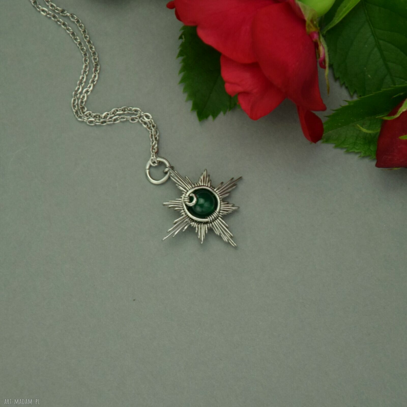 Wisiorek róża wiatrów z zielonym onyksem - ręczny wire wrapping