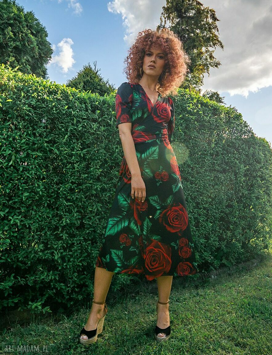 Rozalia - elegancka sukienka w róże z bufkowym rękawem i fasonem A 7/8