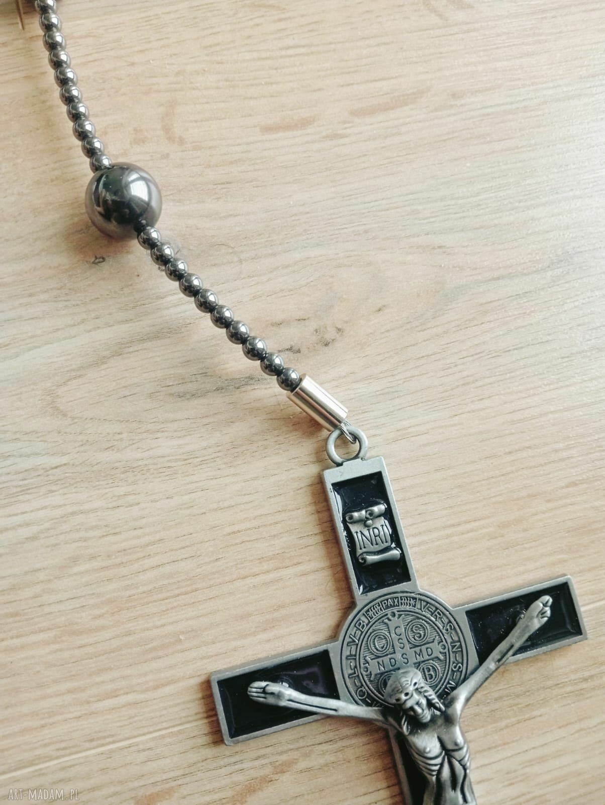 Różaniec XXL z hematytu z krzyżem św. Benedykta