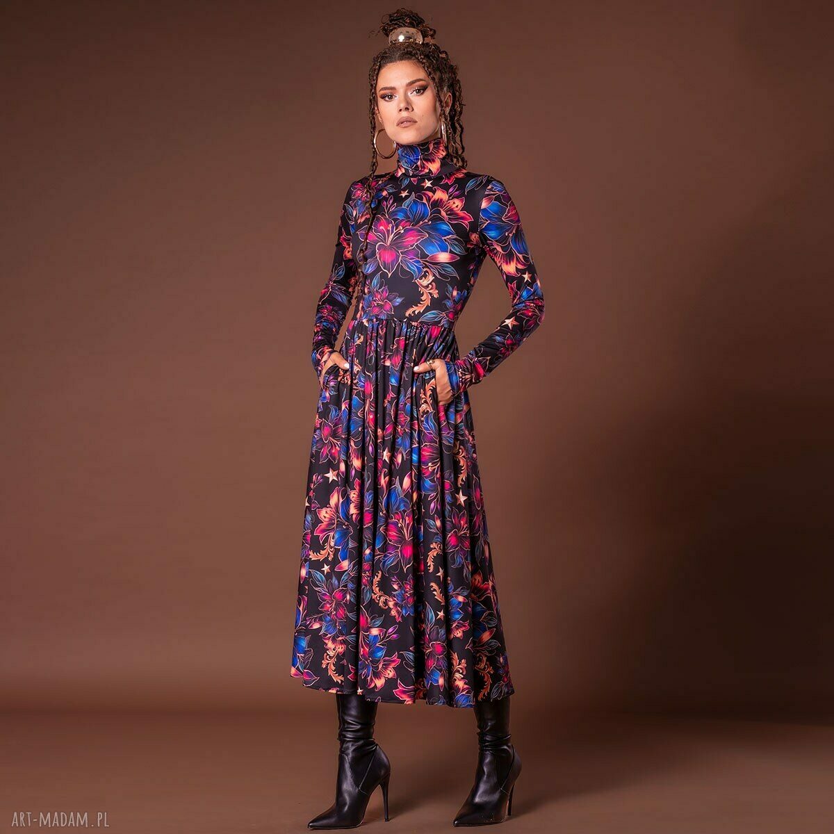 Rozkloszowana sukienka z golfem w kwiaty - elegancka i wygodna