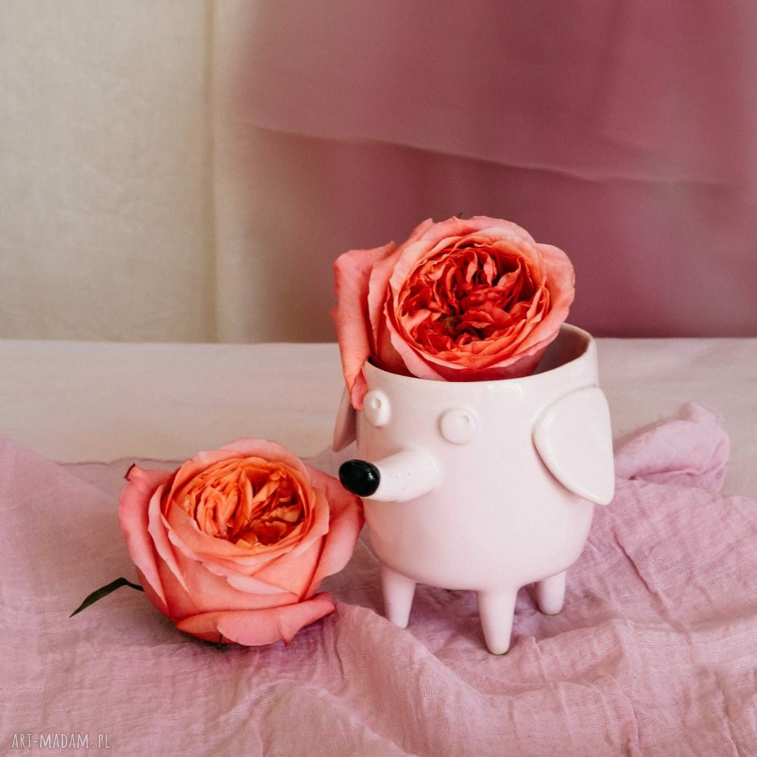 Doniczka różowa pies Azorek - rękodzieło na prezent od Lamabo Ceramics