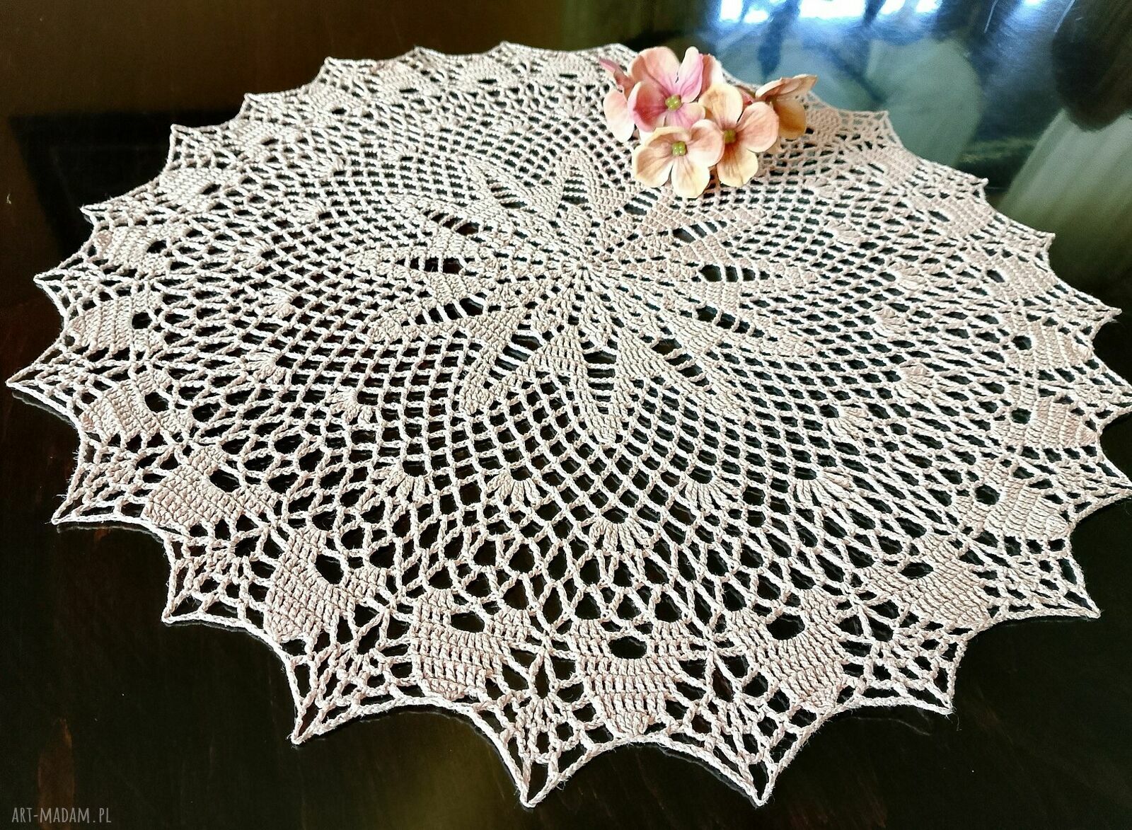 Różowa serwetka 45 cm - ręcznie szydełkowana z kordonka
