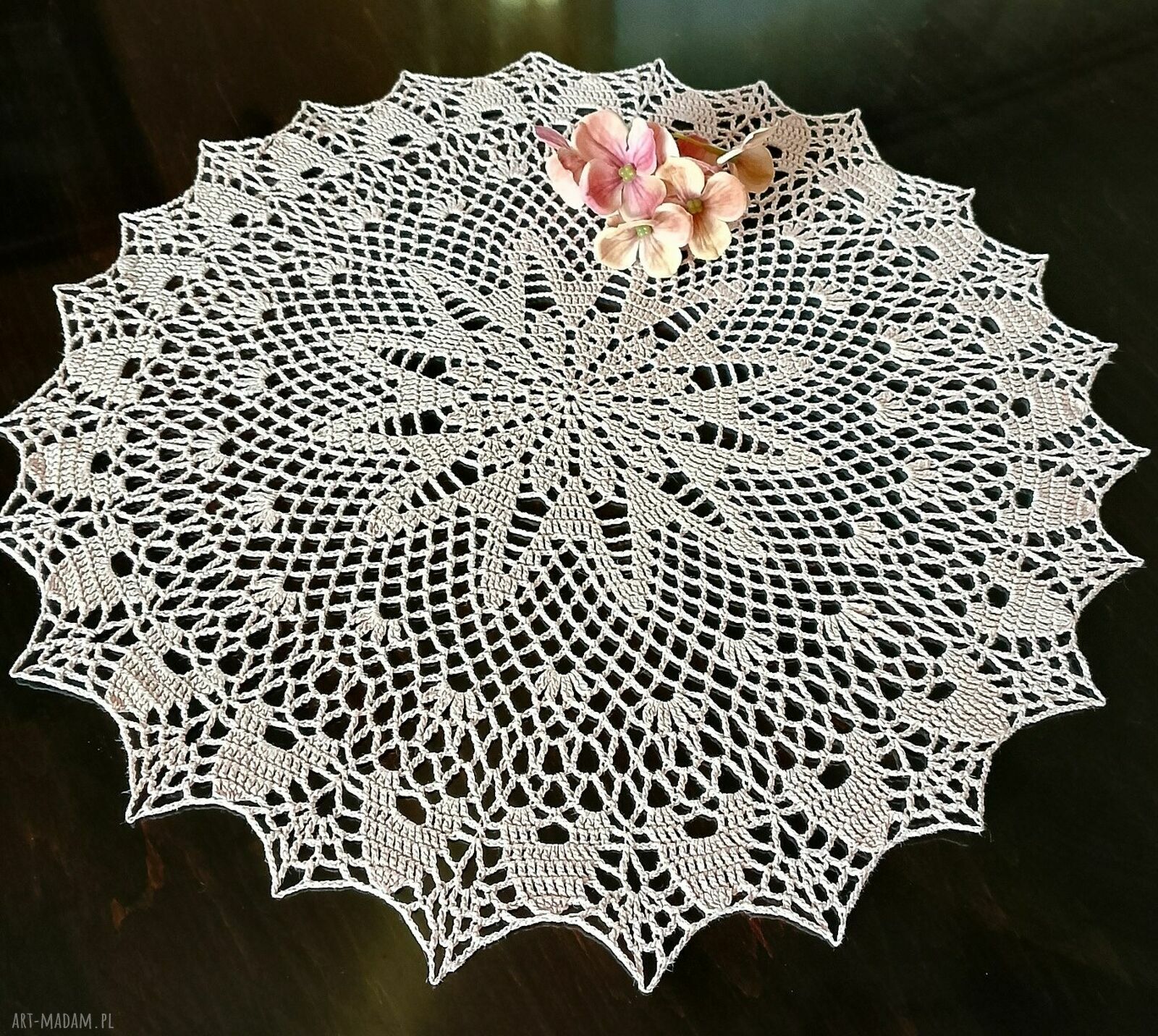 Różowa serwetka 45 cm - ręcznie szydełkowana z kordonka