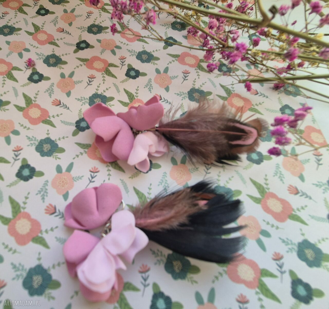 Kolczyki pudrowe kwiaty i ciemne pióra - Ruda Klara, styl boho