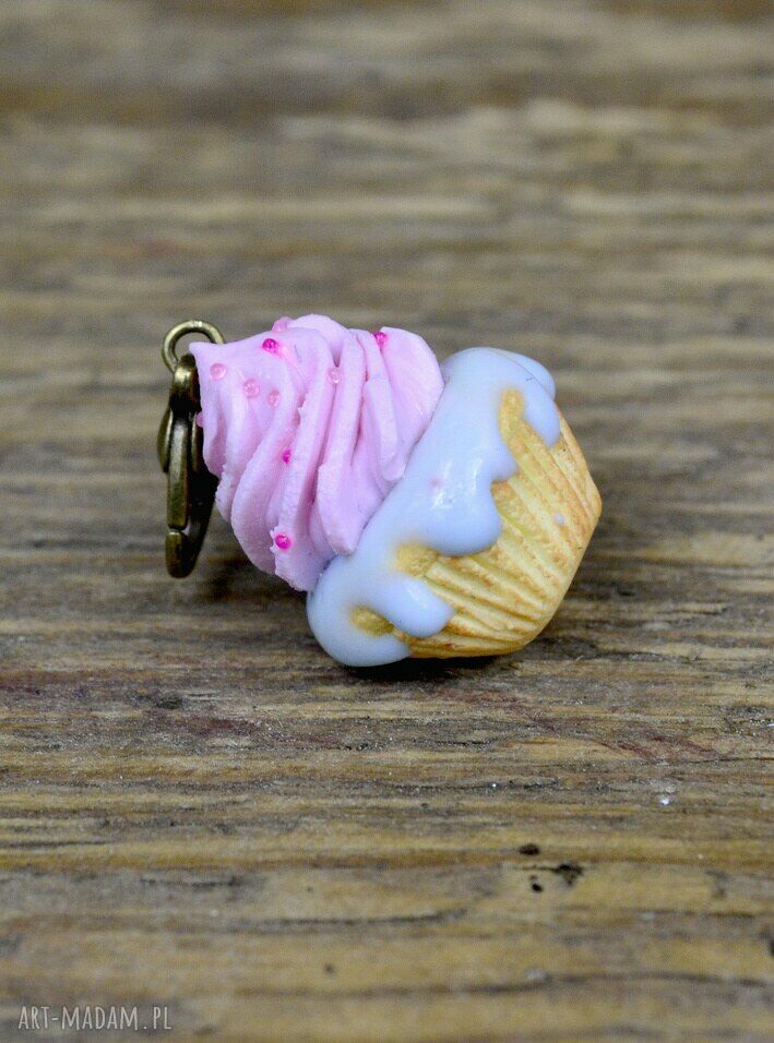 Charms różowo-błękitna babeczka
