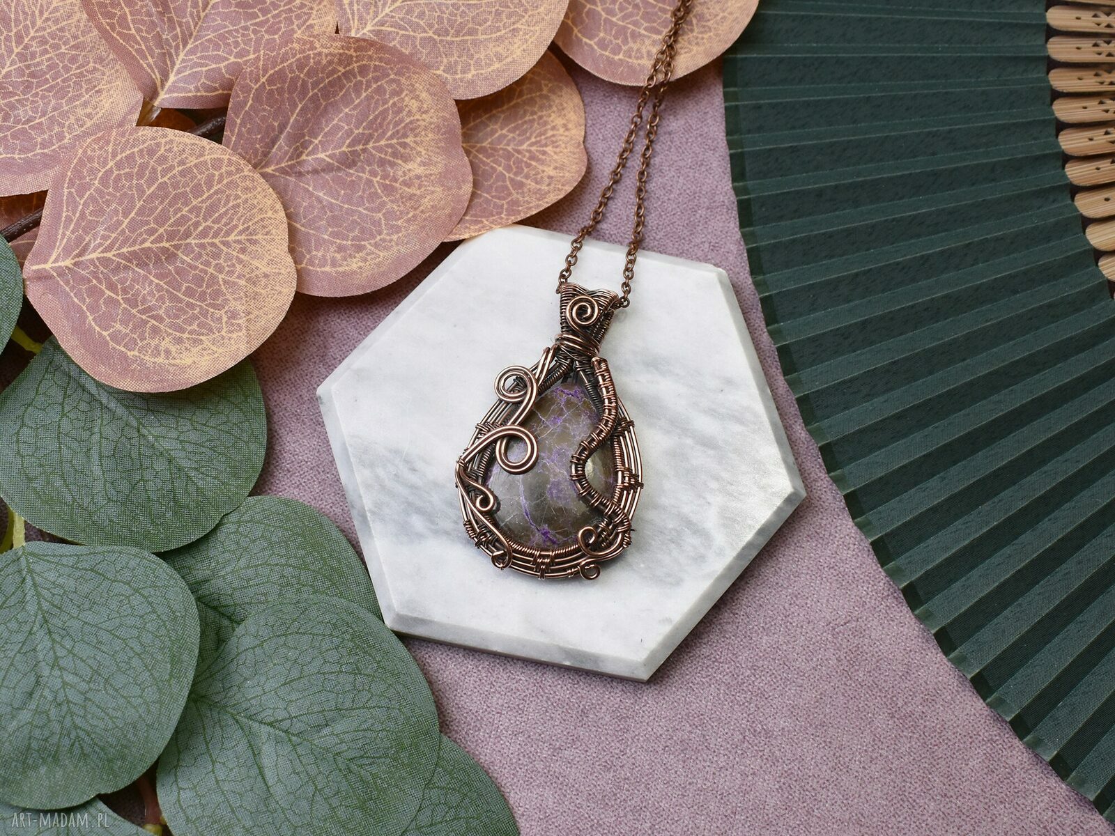 Miedziany wisiorek wire wrapping z purpurytem fioletowy kamień, ręczne wykonanie