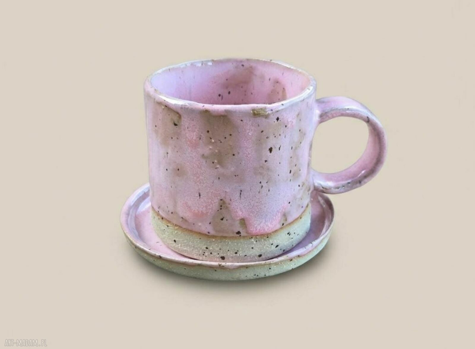 Różowy kubek ceramiczny z sercem i podstawką