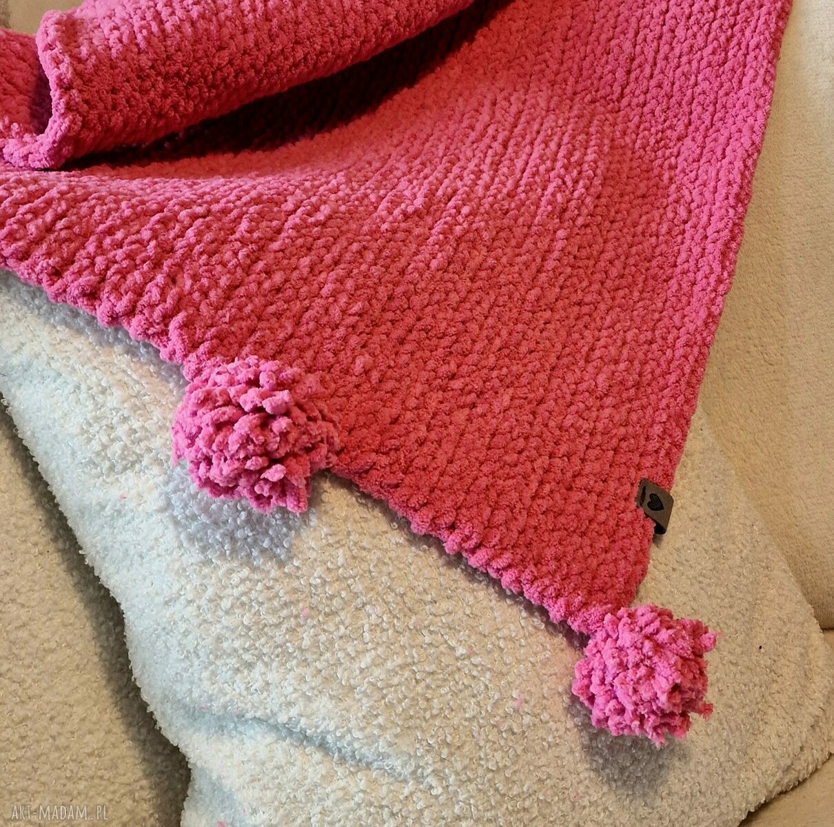 Różowo-malinowy kocyk niemowlęcy z pomponikami - handmade, całoroczny