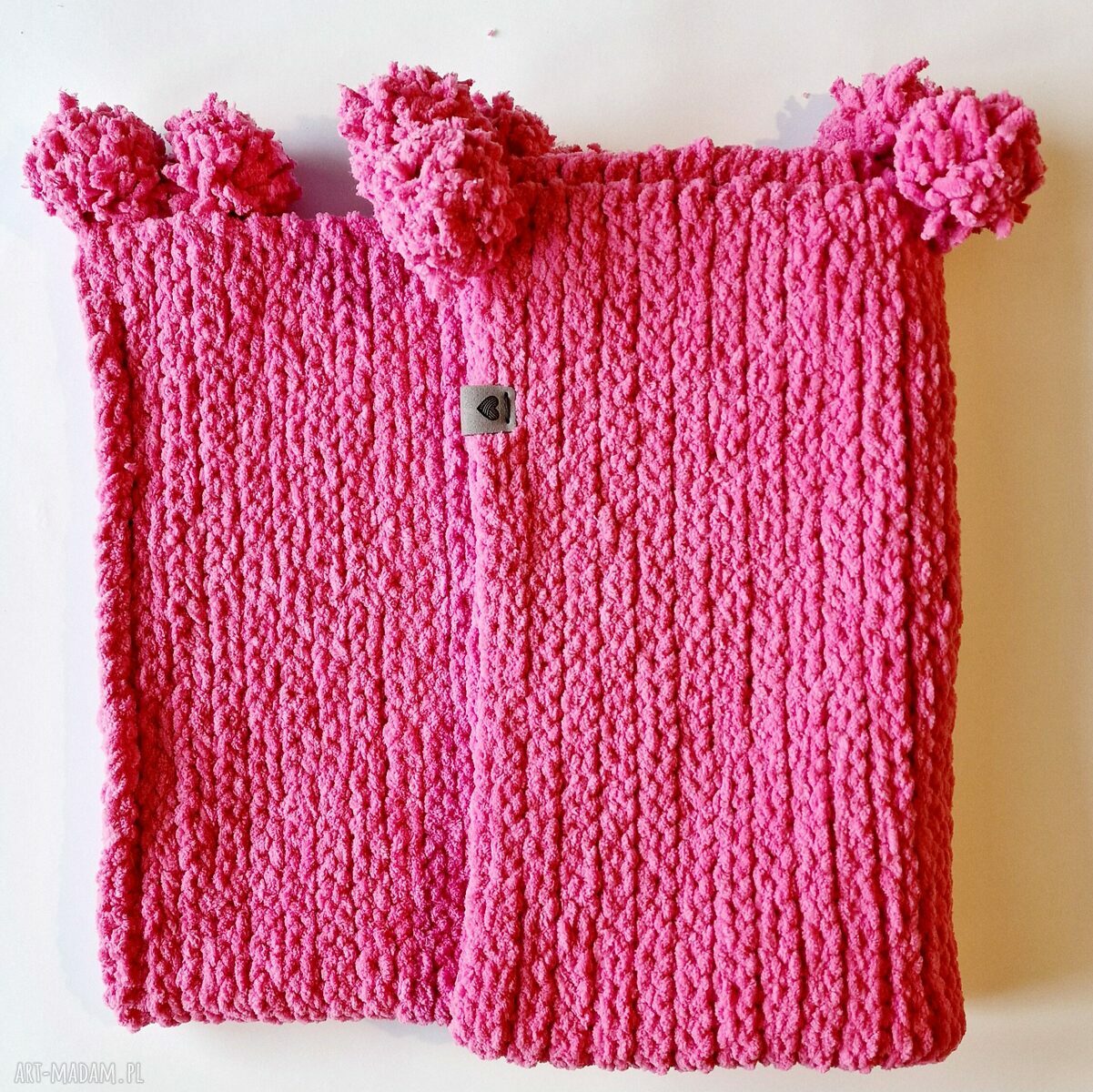 Różowo-malinowy kocyk niemowlęcy z pomponikami - handmade, całoroczny