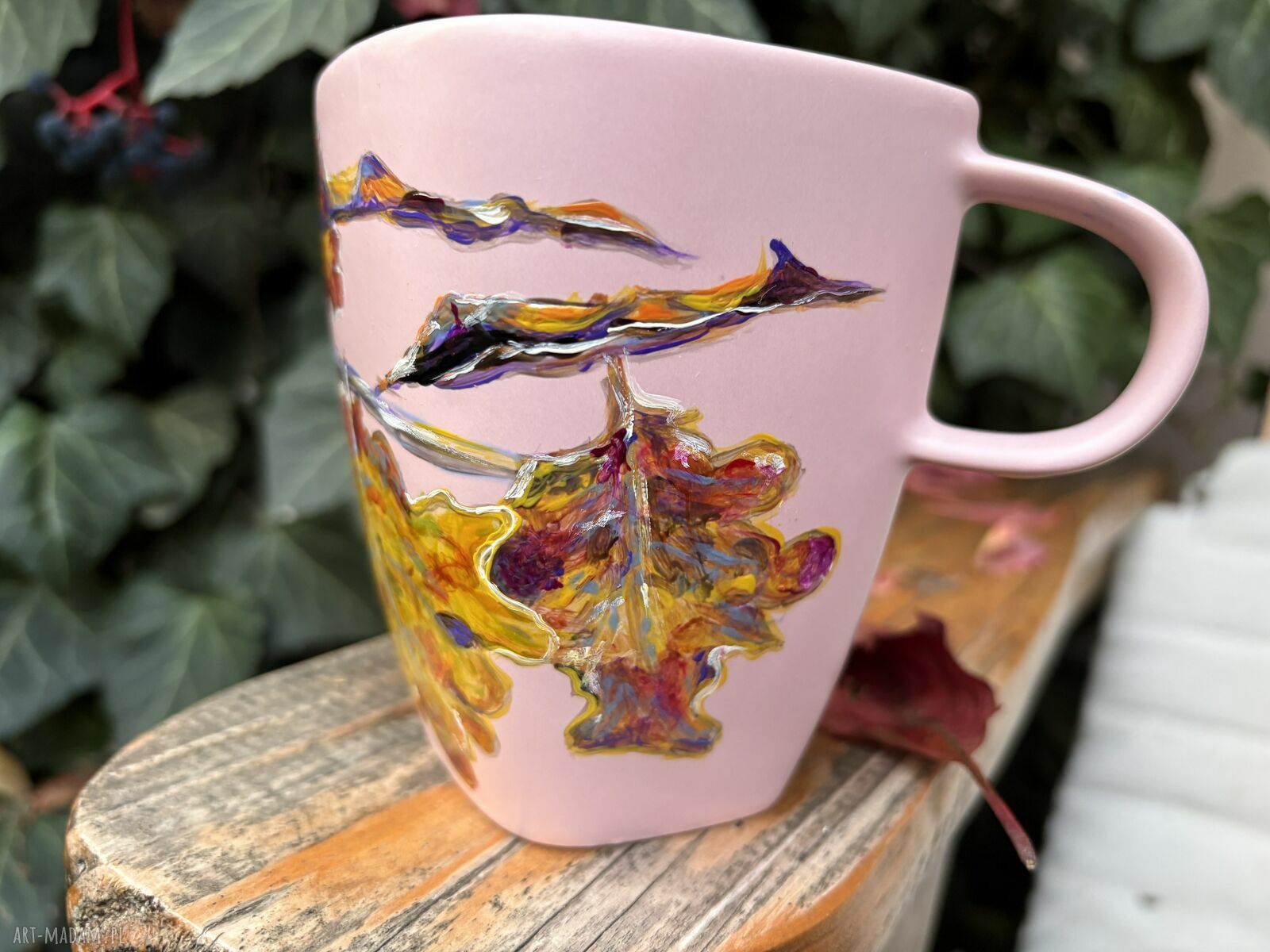 Różowy porcelanowy kubek ręcznie malowany Jesienne liście