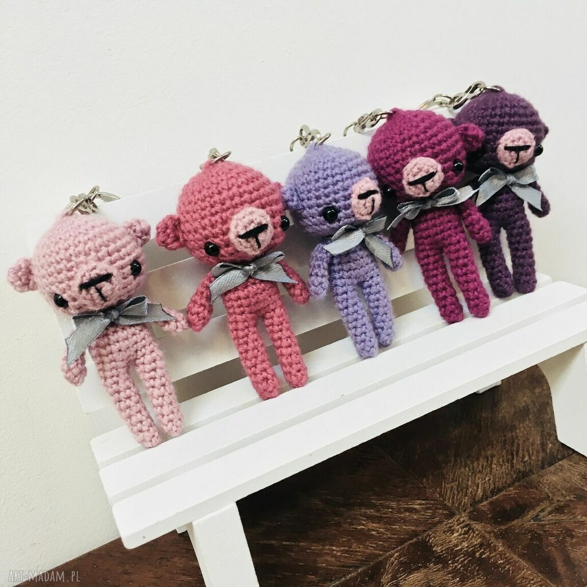 Różowy miś breloczek - szydełkowa maskotka jako ozdobna zawieszka
