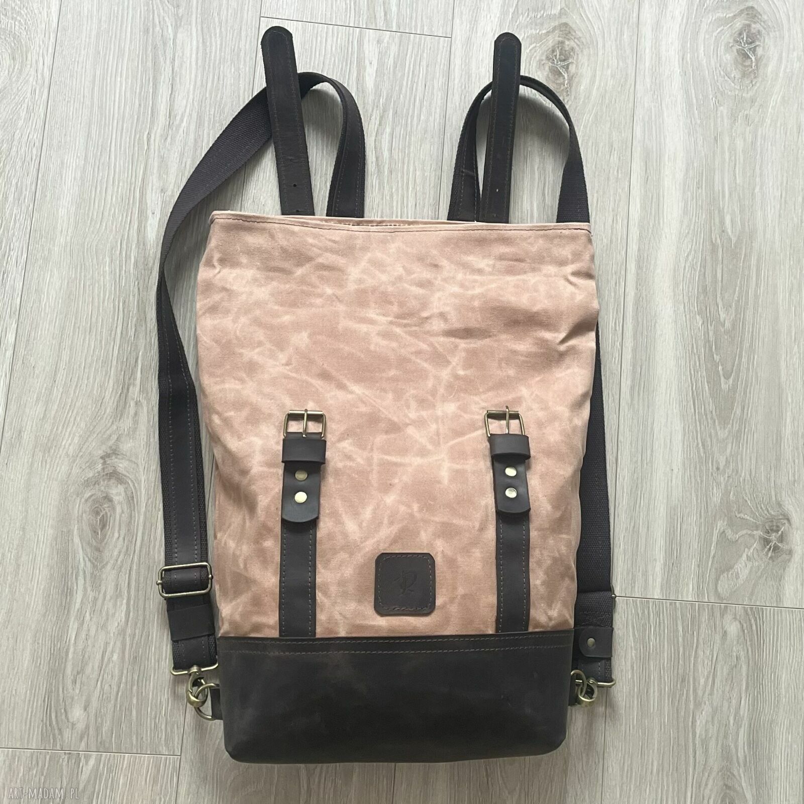 plecaki: Różowy plecak ze skóry i bawełny woskowanej zapinany na dwie klamry. Ręczne