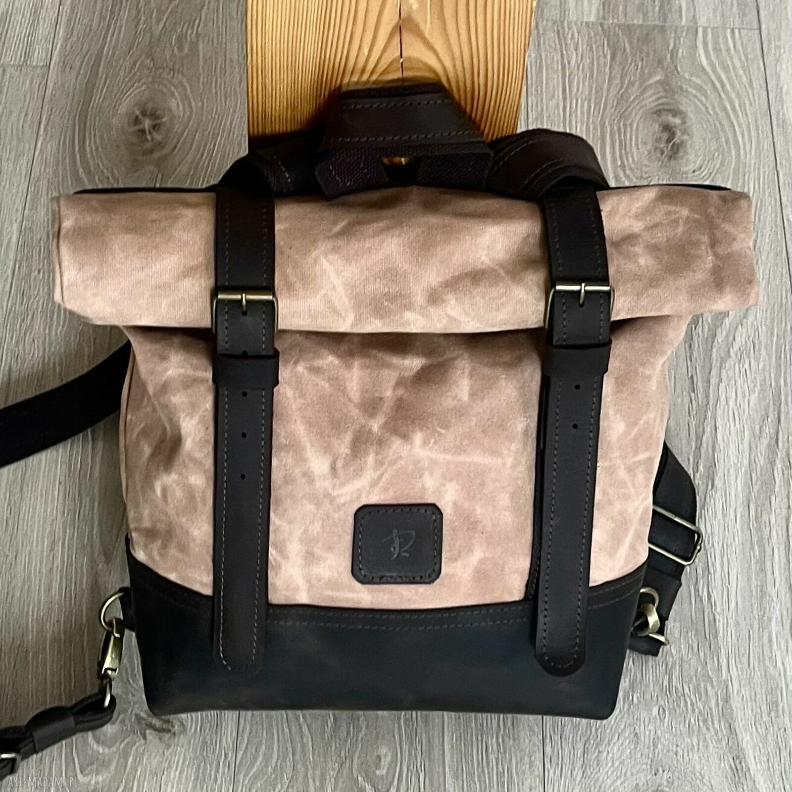 plecaki: Różowy plecak ze skóry i bawełny woskowanej zapinany na dwie klamry. Ręczne