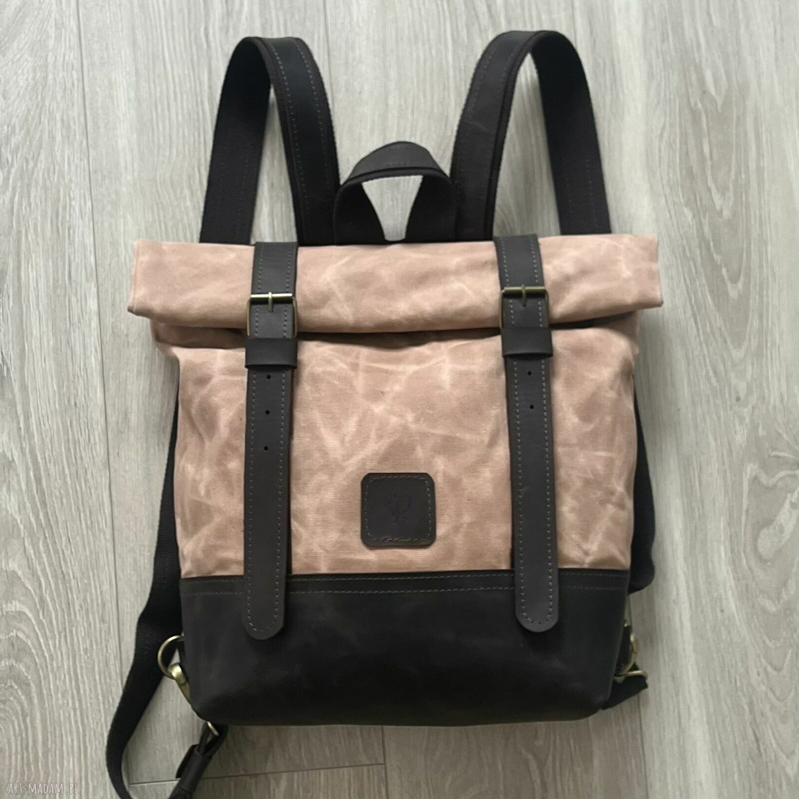 plecaki: Różowy plecak ze skóry i bawełny woskowanej zapinany na dwie klamry. Ręczne