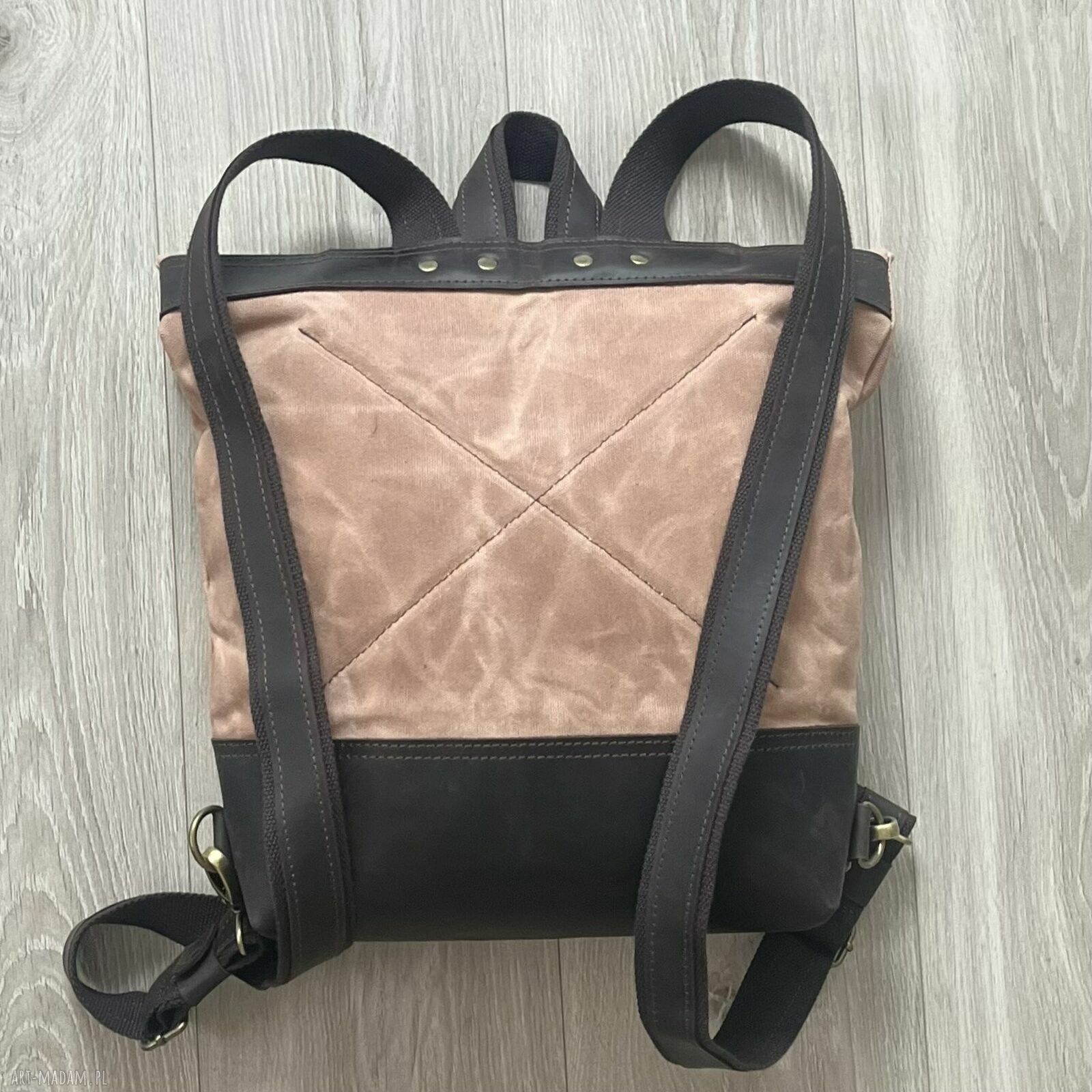 plecaki: Różowy plecak ze skóry i bawełny woskowanej zapinany na dwie klamry. Ręczne