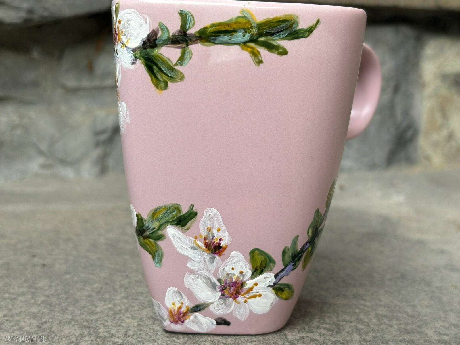 Różowy porcelanowy kubek 350 ml - ręcznie malowane kwiaty wiśni