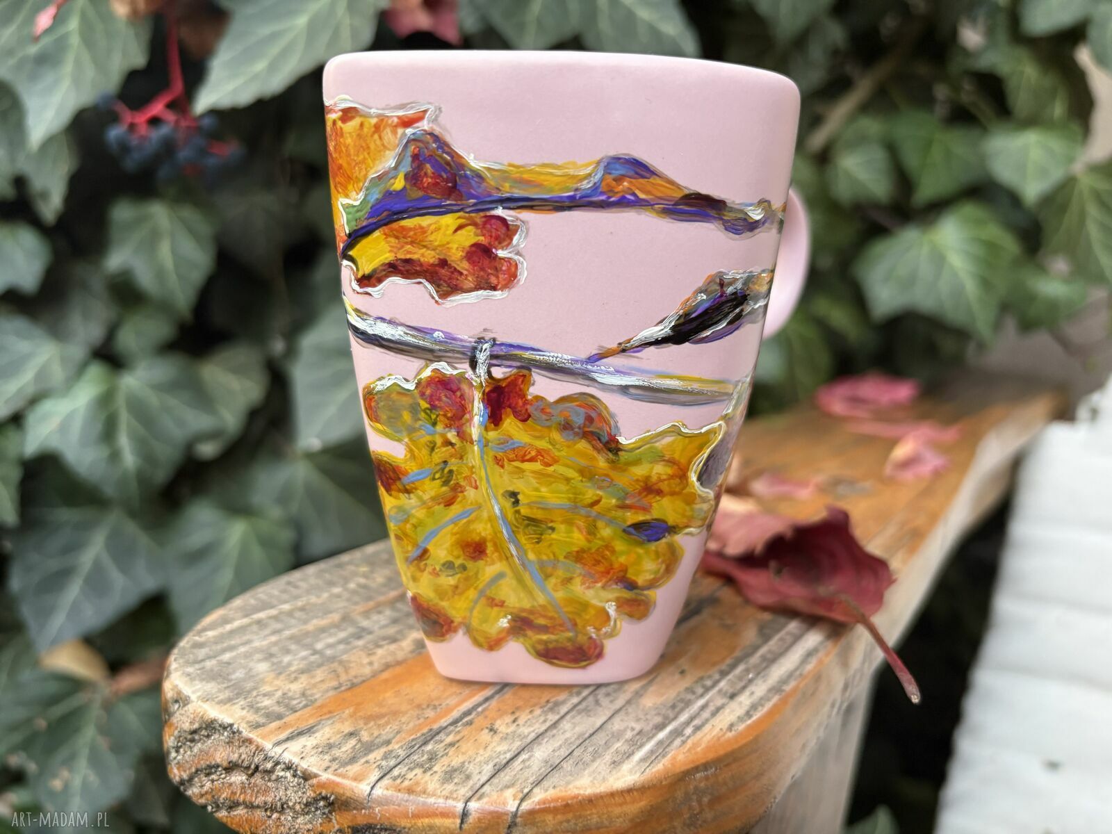 Różowy porcelanowy kubek ręcznie malowany Jesienne liście