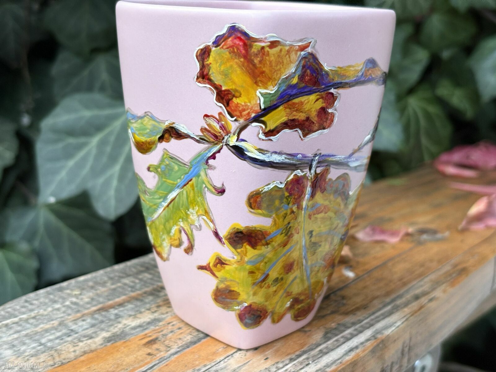 Różowy porcelanowy kubek ręcznie malowany Jesienne liście